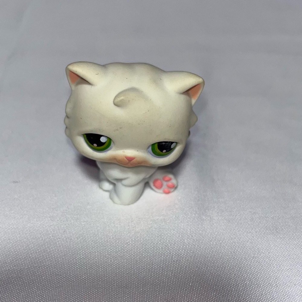 Littlest Pet Shop White Cat Figure with Green Eyes